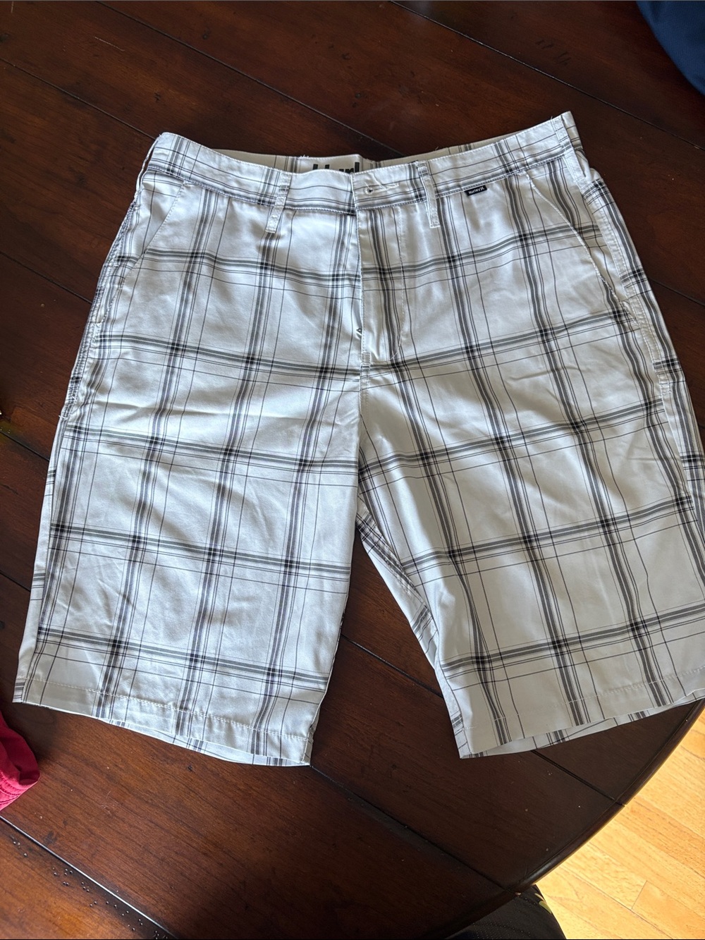 Hurley Men's White Plaid Flat-Front Shorts